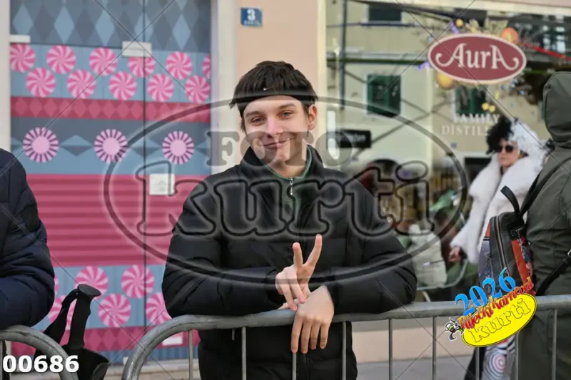 000-PUBLIKA IZA OGRADE 12 - FotoKurti