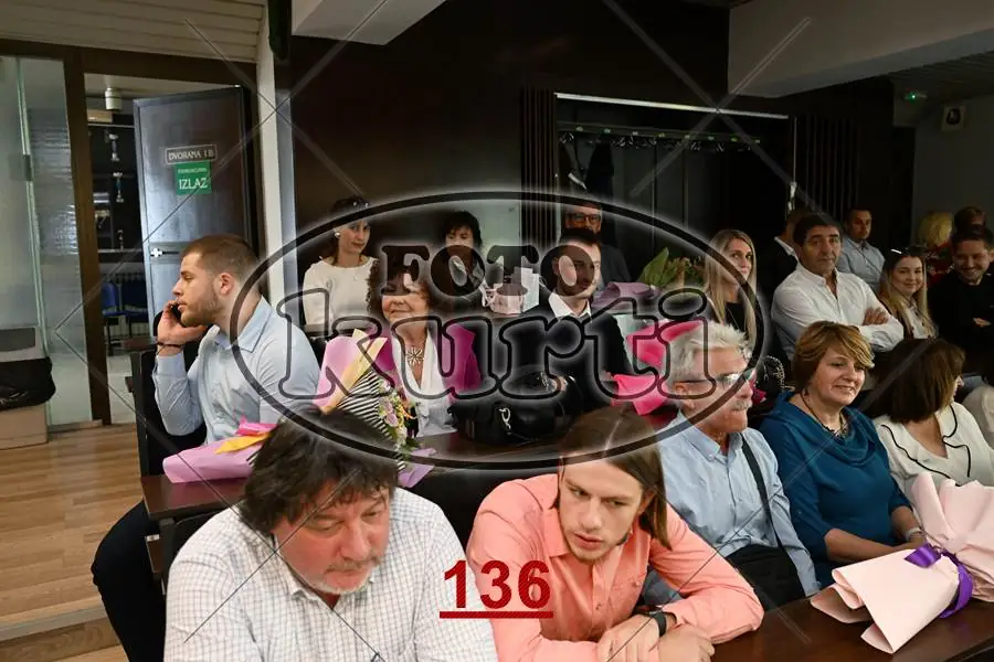 12:00 4 - FotoKurti