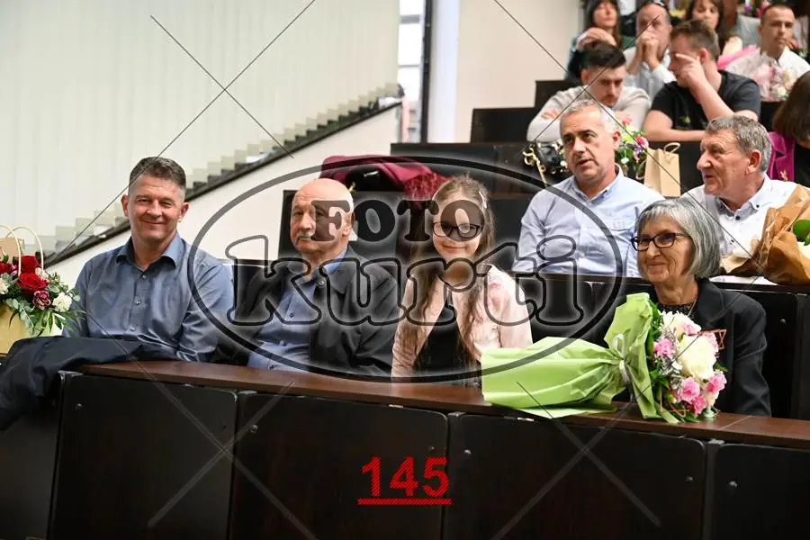 12:00 1 - FotoKurti